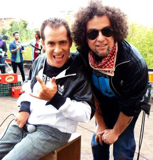 Langui y Calamaro, en la grabación del videoclip en el barrio de Pan Bendito, en el distrito madrileño de Carabanchel. / ANA MIRANDA